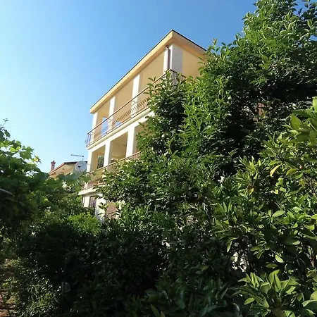 Leonora Apartment *