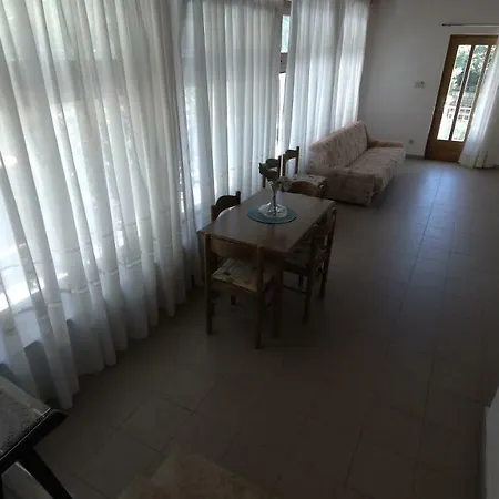 Leonora Apartment *