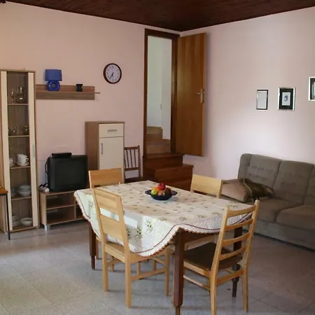 Leonora Apartment *