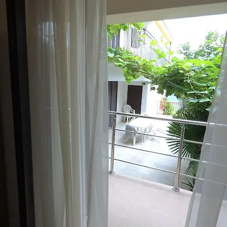 Leonora Apartment *