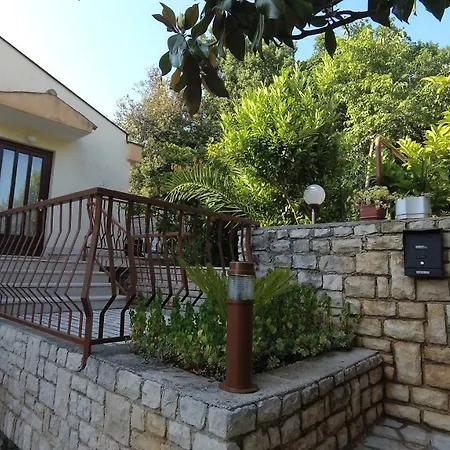 Leonora Apartment