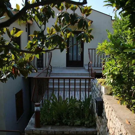 Leonora Apartment *
