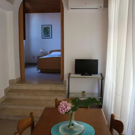 Leonora Apartment *
